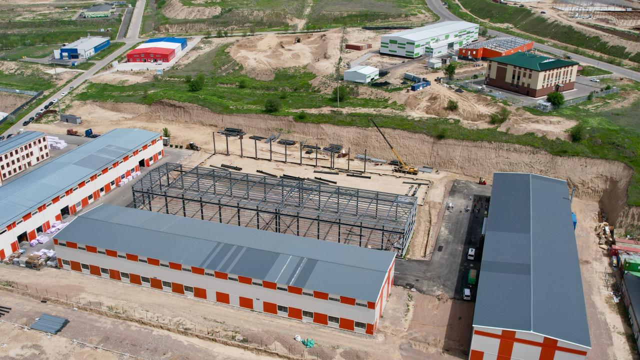 Глава МЧС посетил стройплощадку завода композитных газовых баллонов в Алматы